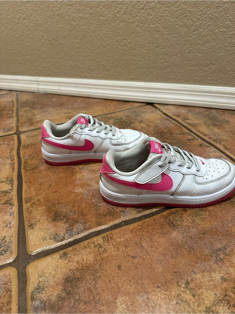 Nike White and Pink Kids Low-Top Sneakers